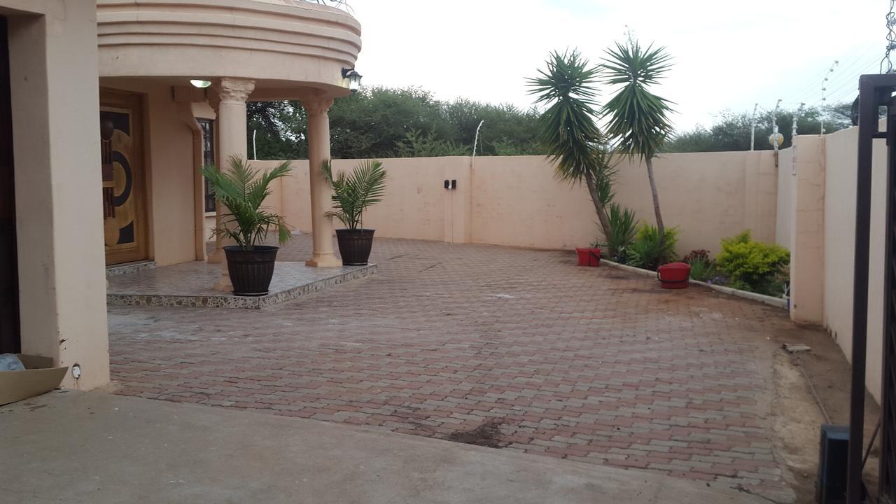 Tintech Bed & Breakfast Francistown Buitenkant foto