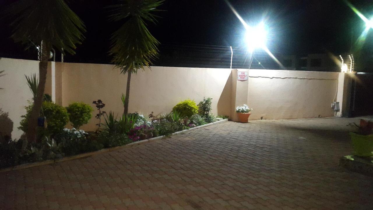 Tintech Bed & Breakfast Francistown Buitenkant foto